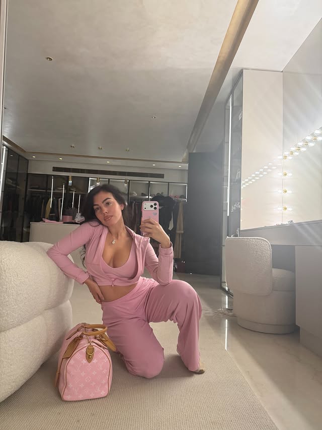 Instagram post by @georginagio for Alo Yoga. Caption reads: 🩷🩷🩷🩷🩷🩷@alo.