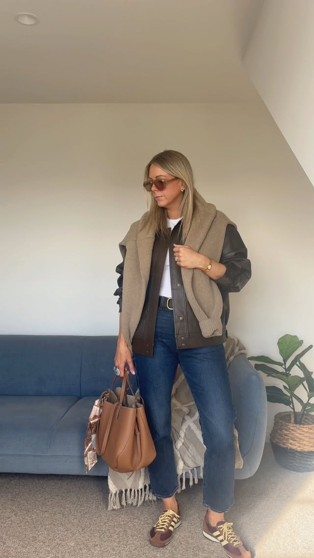 Instagram post by @therealhousewifeofnorwood for Jetstar NZ. Caption reads: My mug says Merry & Bright but @jetstaraustralia....