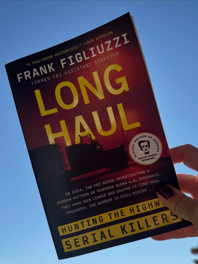 Instagram post by @jessnicolesbookshelf for Mariner Books. Caption reads: [...] 𝑭𝑰𝑮𝑳𝑰𝑼𝒁𝒁𝑰 Publisher: Mariner Books....