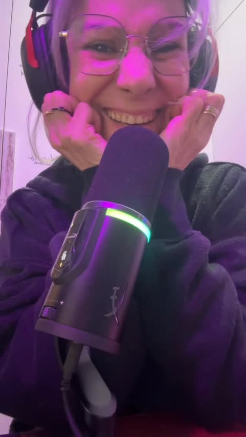 Instagram post by @mamachorii for HyperX. Caption reads: PUBLI. Unboxing de mis auriculares HYPERX Cloud....