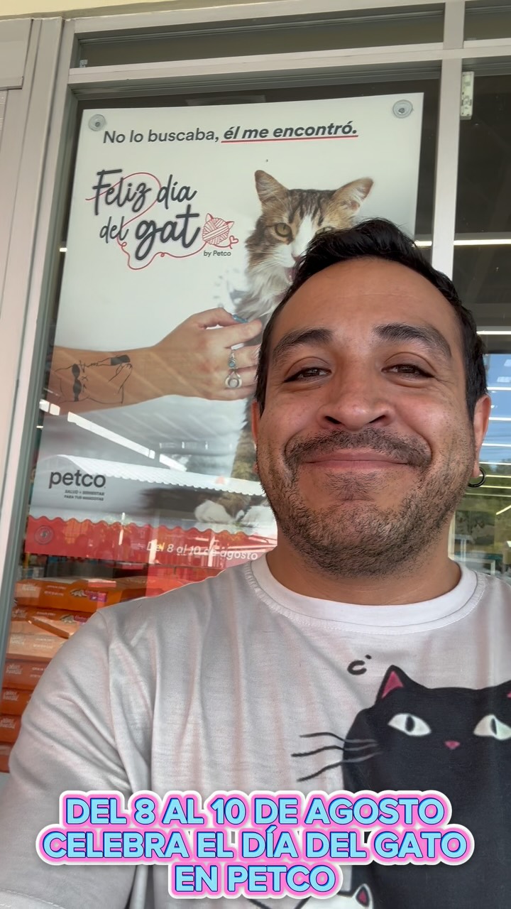 Instagram post by @petcomexico for Petco. Caption reads: Celebremos juntos el día del gato en @petco del 8....
