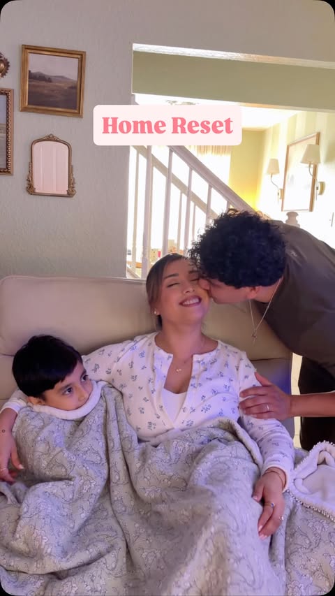 Instagram post by @itsmelinavega for Downy. Caption reads: [...] something so comforting about this scent....