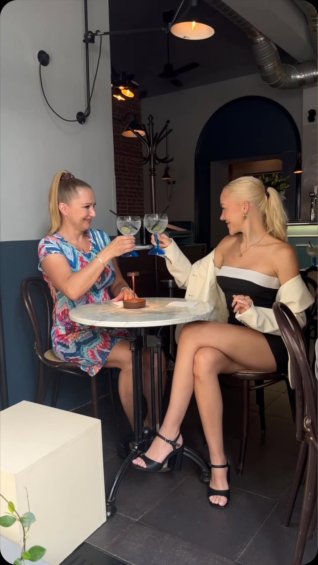 Instagram post by @anniecamell for Bombay Sapphire. Caption reads: Když gin, tak Bombay Sapphire🧊
Když drink, tak....