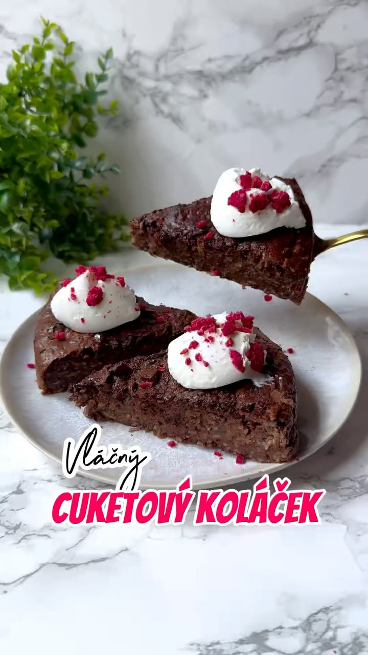 Instagram post by @foodlover_veru for COSORI. Caption reads: Sladký dezert, ve kterém se schovala zelenina a s....