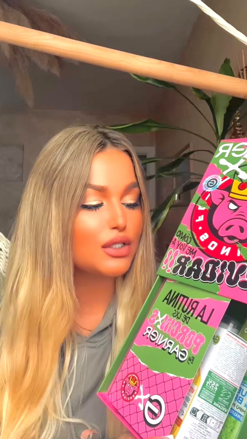 Instagram post by @alana_waves for MiraVia. Caption reads: #regalodegogreencongarnier 🌱🐷
YA EN MIRAVIA....