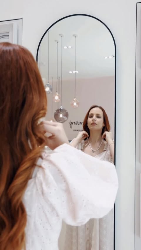 Instagram post by @lavitaelela for Pandora. Caption reads: [...] sama pretvorim u uspomenu ✨....