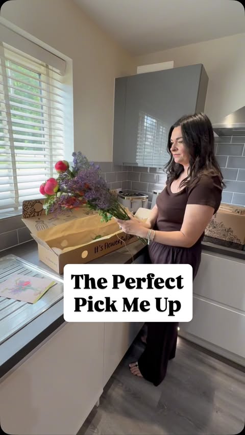 Instagram post by @lifewithchloella for Freddie's Flowers. Caption reads: [...] ❤️ you can use my code CHLOELLA at....