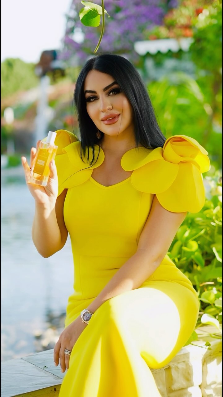 Instagram post by @marmar_moda for The Body Shop. Caption reads: @thebodyshopuae 
🌼 Vintage flower 🌼 

Wrapped in....