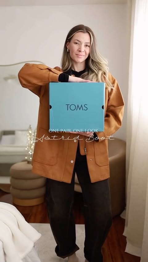 Instagram post by @_pamelaresende for TOMS. Caption reads: [...] GRWM moment 🖤

The Astrid Boot by @toms has....