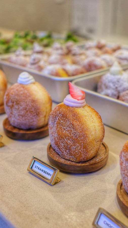 Instagram post by @hrs0925 for TRUFFLE DONUT. Caption reads: [...] 京都市下京区高辻通御幸町 西入茶磨屋町233-1F TRUFFLE DONUT 京都....