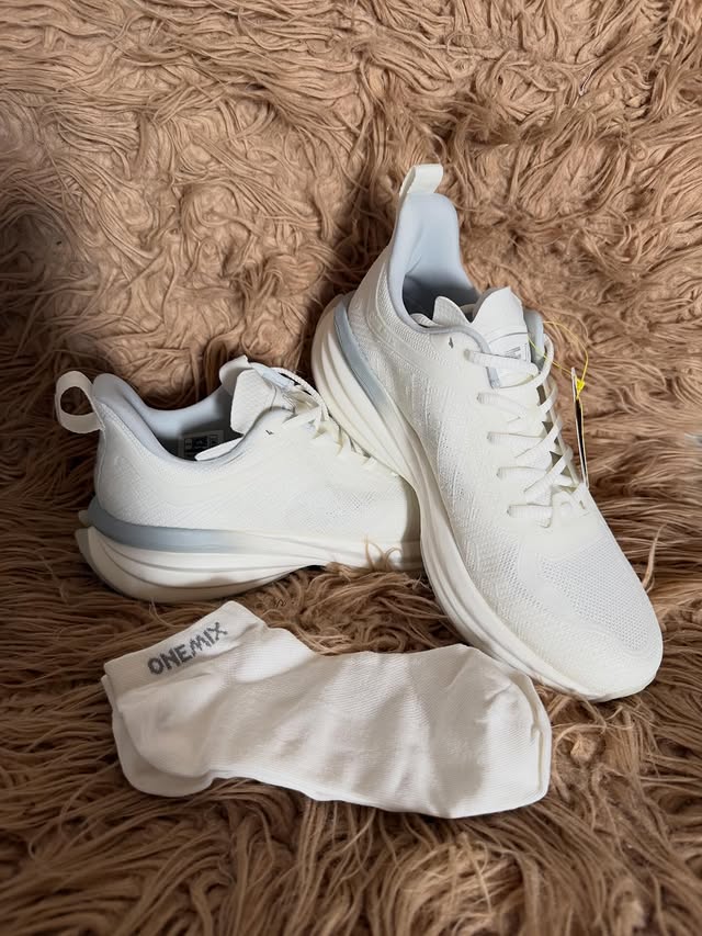 Instagram post by @ervini.style for Onemix. Caption reads: AD/ shoes @onemixrunning @onemixrunning Where....