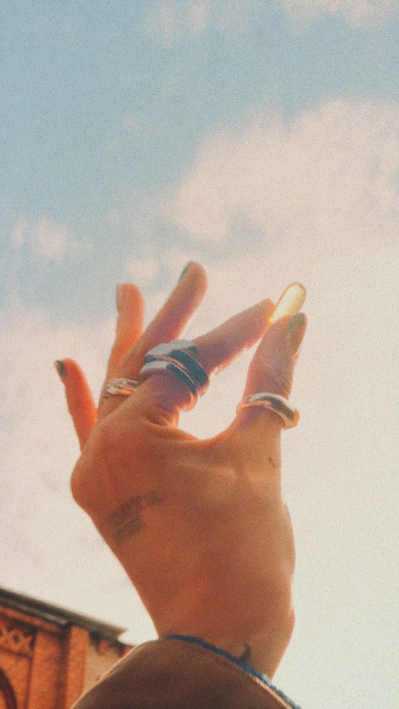 Instagram post by @ofeliaigakrefft for Noyo Pharm. Caption reads: Życie w mieście to pęd, chaos, ale można przy....