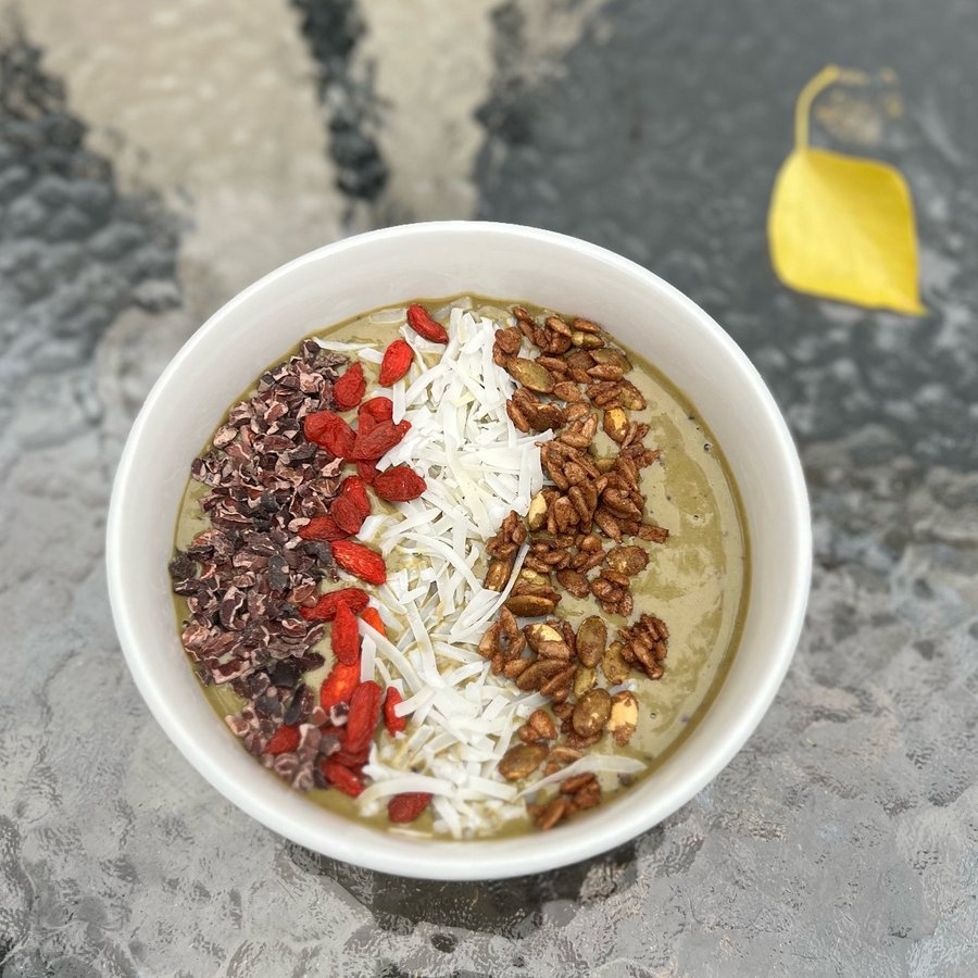 Instagram post by @kerri_the_vegan for EarthChimp. Caption reads: [...] peaches * Scoop of chocolate protein....