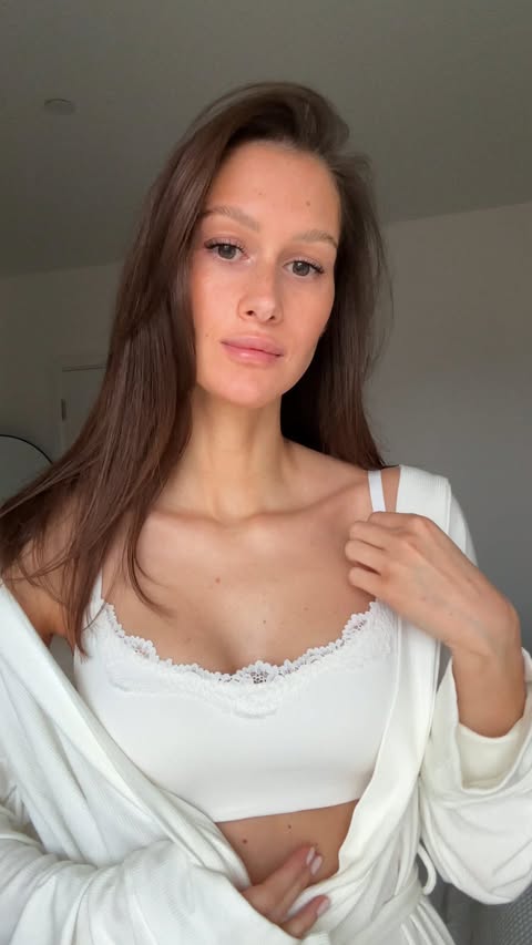 Instagram post by @linadore.vl for balibody. Caption reads: [...] Self Tan Body Milk is 25% off @balibody....