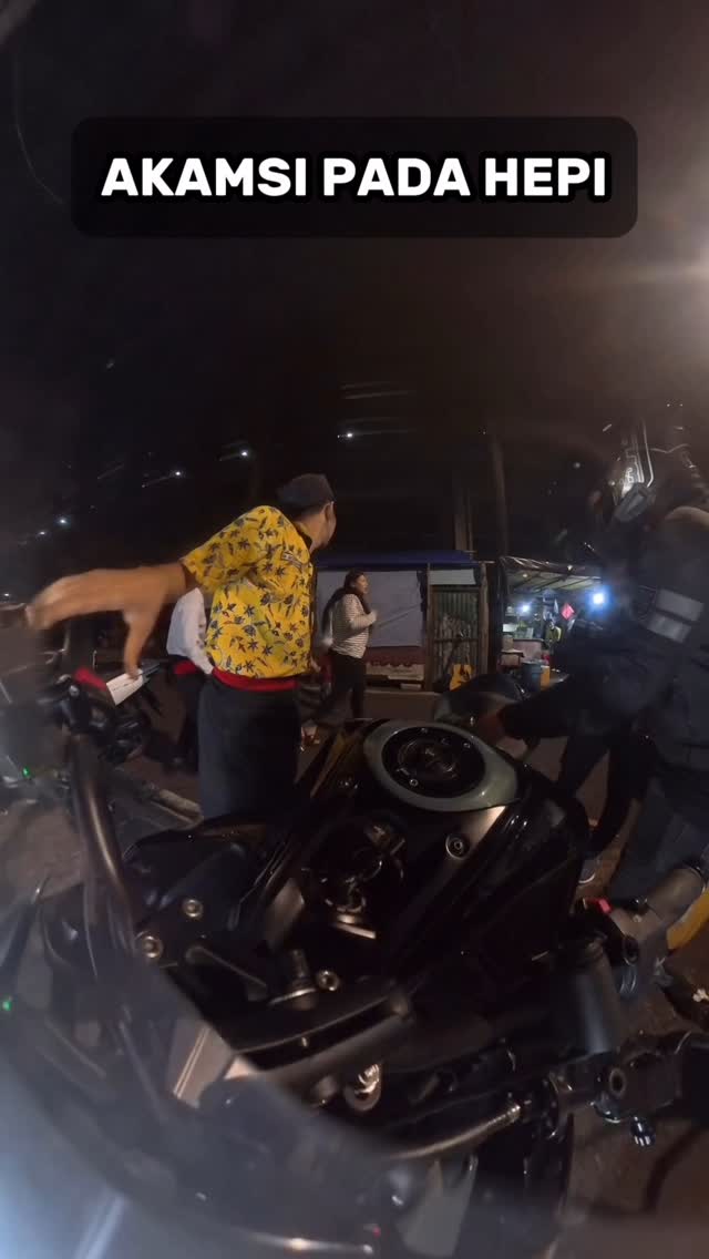 Instagram post by @mr.novembeer for RSV HELMET. Caption reads: Abis makan nasi goreng kebon sirih, di berhentiin....