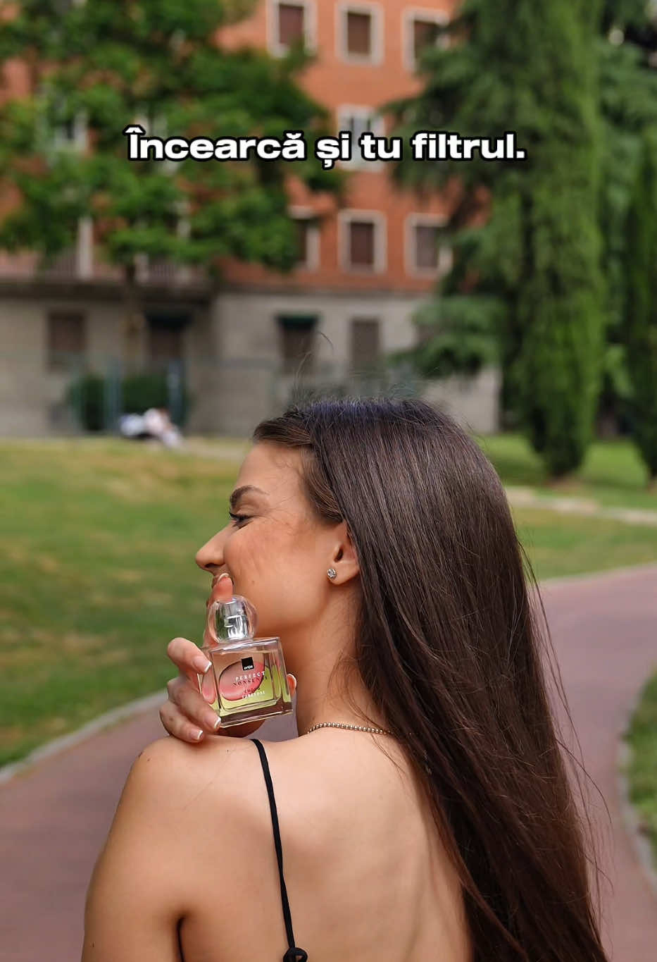 TikTok post by @mara.doriana for Avon. Caption reads: Încearcă și tu filtrul și vezi ce parfum Perfect....