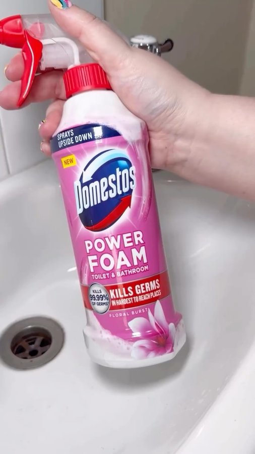 Instagram post by @mummy_clean for Domestos. Caption reads: [...] cleaning under the rim can be tricky.....