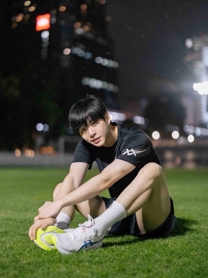 Instagram post by @bbverpj for ASICS Thailand. Caption reads: วิ่งสนุกทุกย่างก้าว 🏃เพราะบีเวอร์มี NOVABLAST 5....