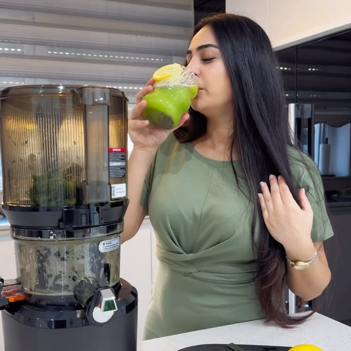 Instagram post by @berins_kitchen for Kuvings USA. Caption reads: Grüner Power-Smoothie 🥒🌿🍋‍🟩🍏mit dem Kuvings....