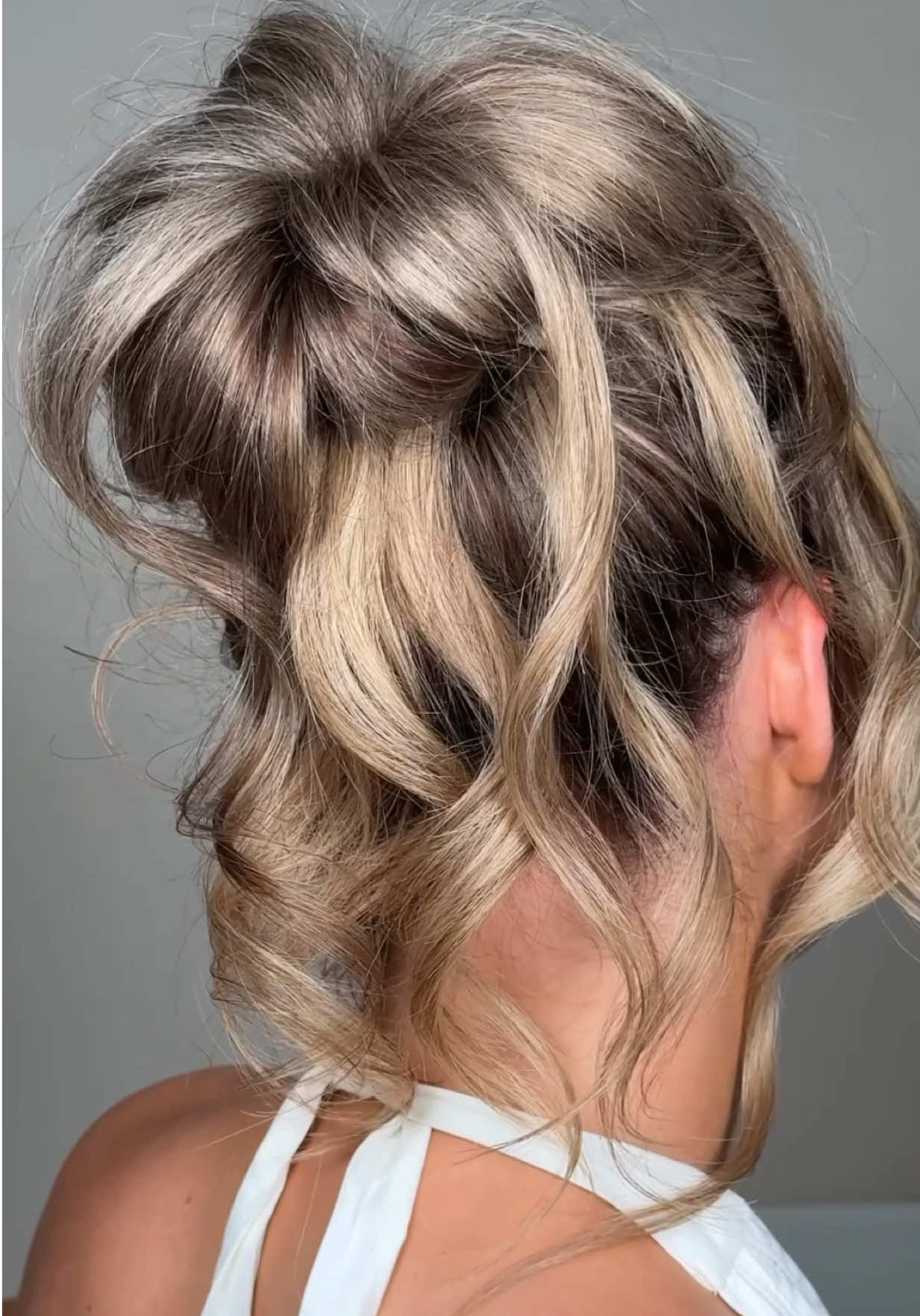 TikTok post by @minniefrr for Bellissima. Caption reads: [...] of the Pamela Anderson messy bun 💗....