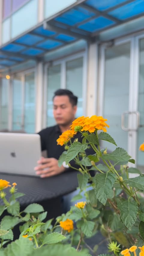 Instagram post by @jimdelwyn for Smartfren. Caption reads: [...] jaringan lemot itu big no. Untung ada....