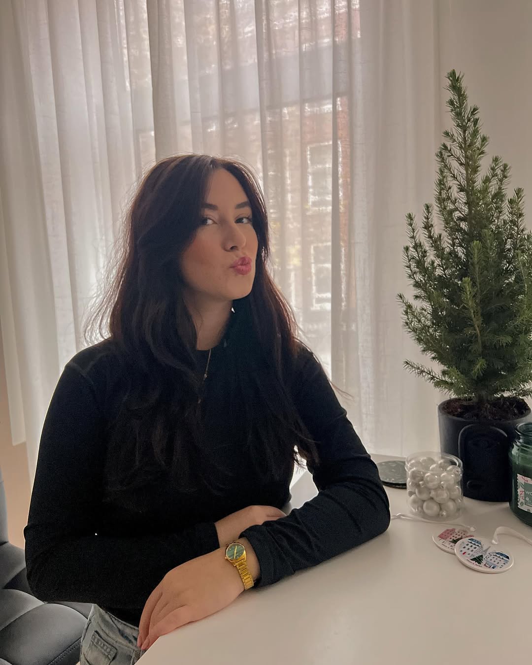 Instagram post by @nuravanvliet for Cluse. Caption reads: Het is weer eens tijd om het huis kerstklaar te....
