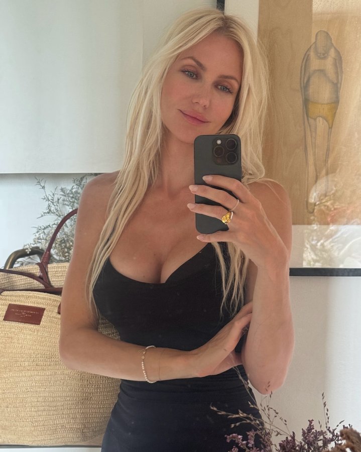 Instagram post by @vibekelentz for SOFIE SCHNOOR. Caption reads: // ❤︎ 
annoncetags•.