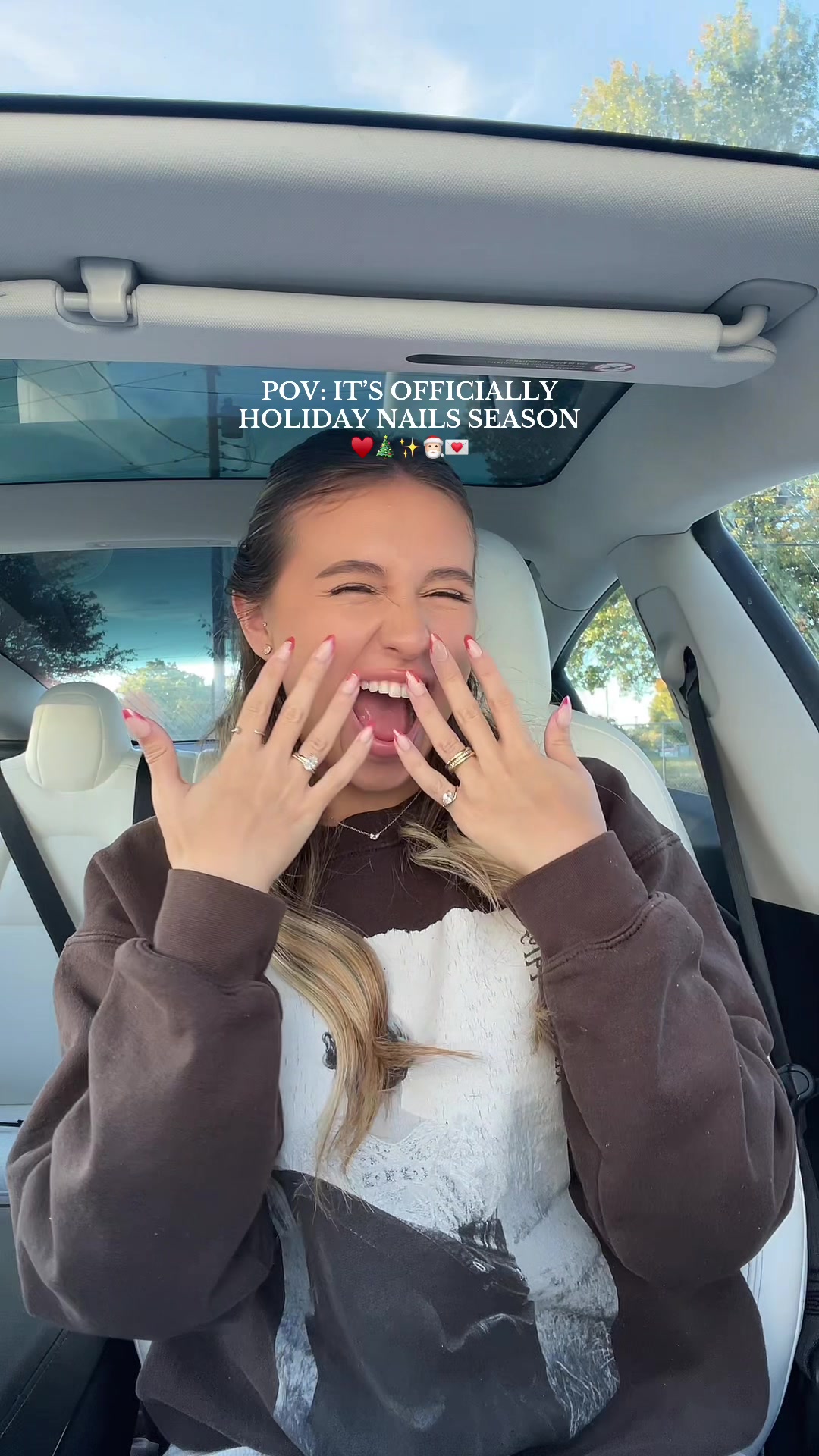 TikTok post by @sophiammunoz for Glamnetic. Caption reads: CHRISTMAS NAIL INSPO🎅🏻✨♥️🎄ITS TIIIMEEE....