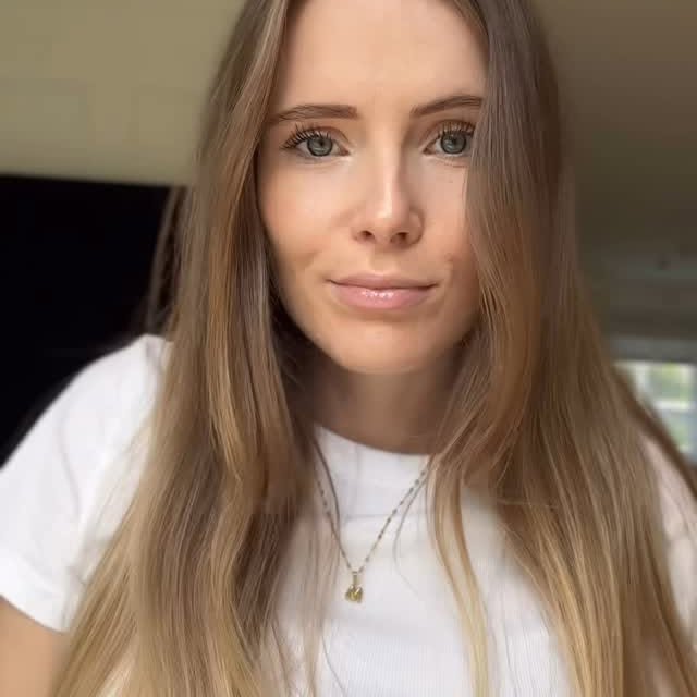 Instagram post by @glammyfreak for COSIBELLA. Caption reads: Mój przepis na GLOSSY SKIN ✨ 

Wszystkie kosmetyki....