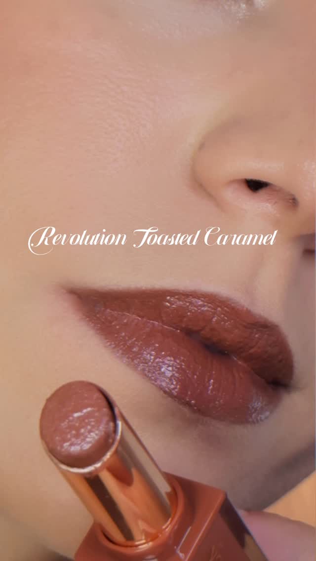 Instagram post by @lilimakes for Makeup Revolution. Caption reads: Um batom para o Outono que seja hidratante,....