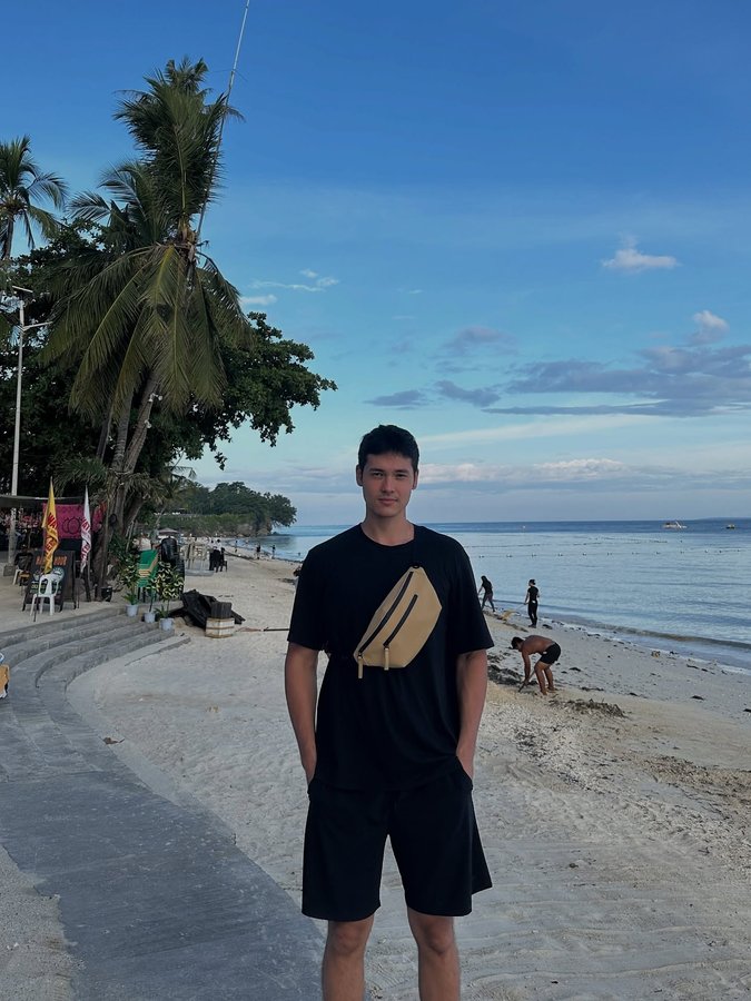 Instagram post by @mibertholat for Gaston Luga. Caption reads: Chasing unforgettable memories ☀️ 
把生活泡進海水裡會比較好喝一點....