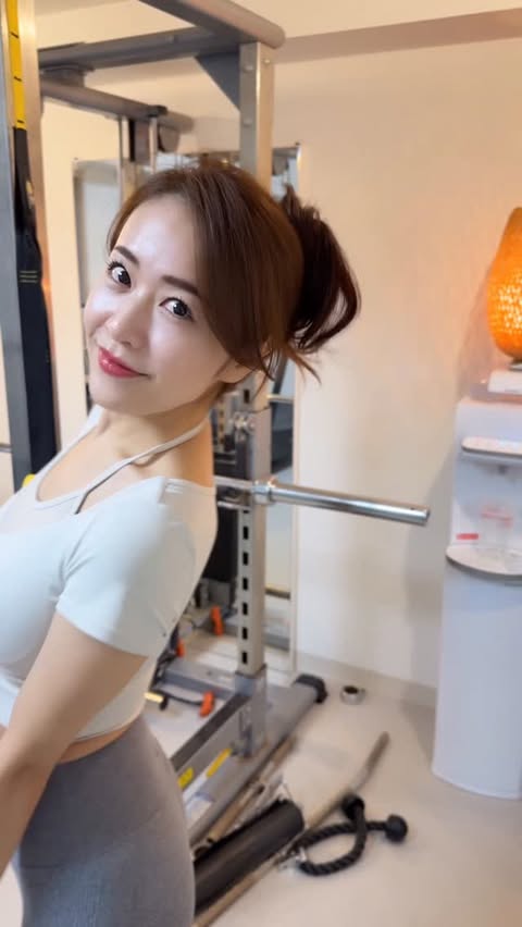 Instagram post by @shiroancoco for Yomoment. Caption reads: [...] me I want to become 🏋🏻‍♂️❤️‍🔥

tops....