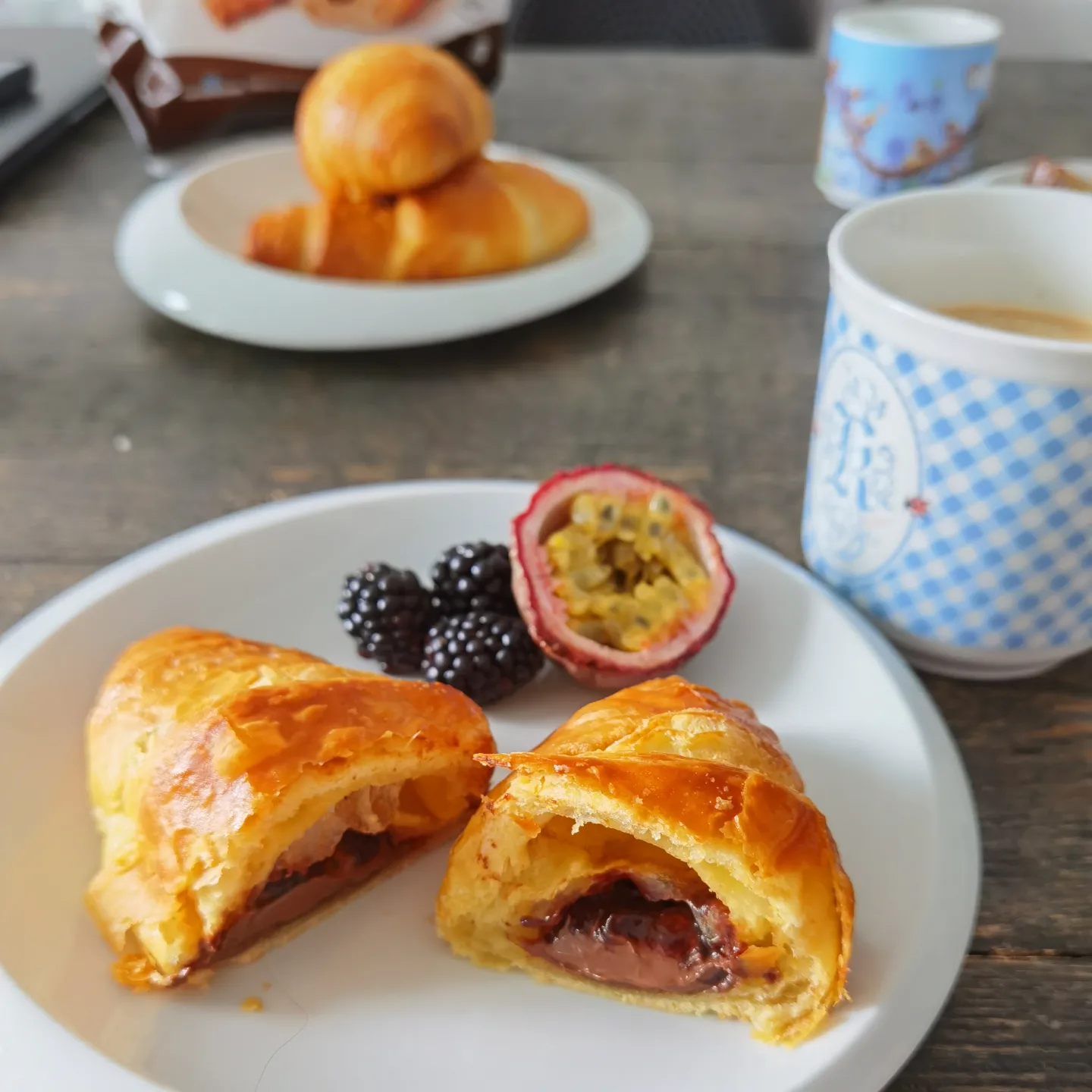 Instagram post by @andreasvonsplenyi for brandsyoulove.de. Caption reads: #ad Flaky outside, gooey inside! Genauso muss ein....