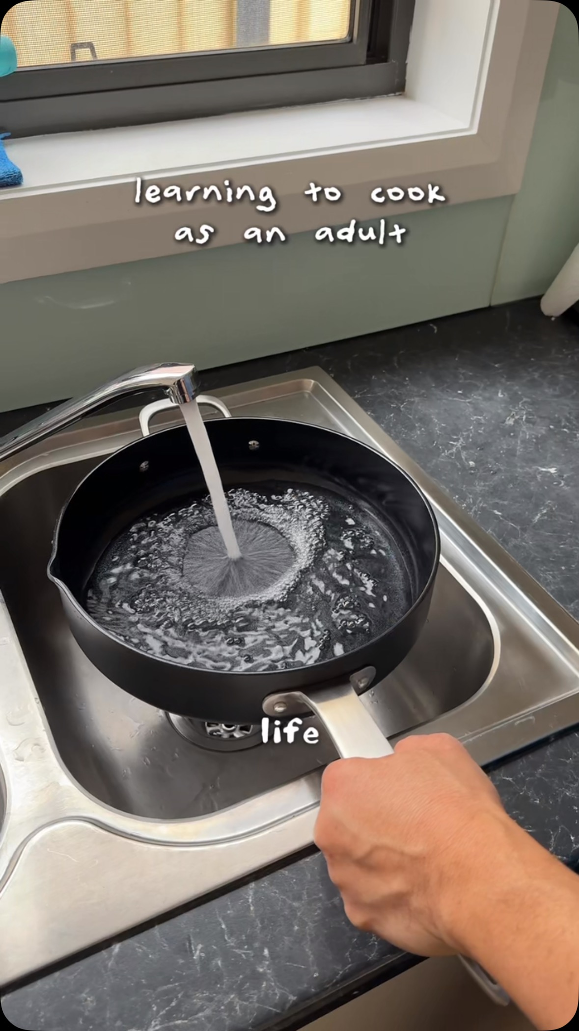 Instagram post by @xundays for Zyliss. Caption reads: 🧑 I don’t know if anyone can relate but…

🏠....