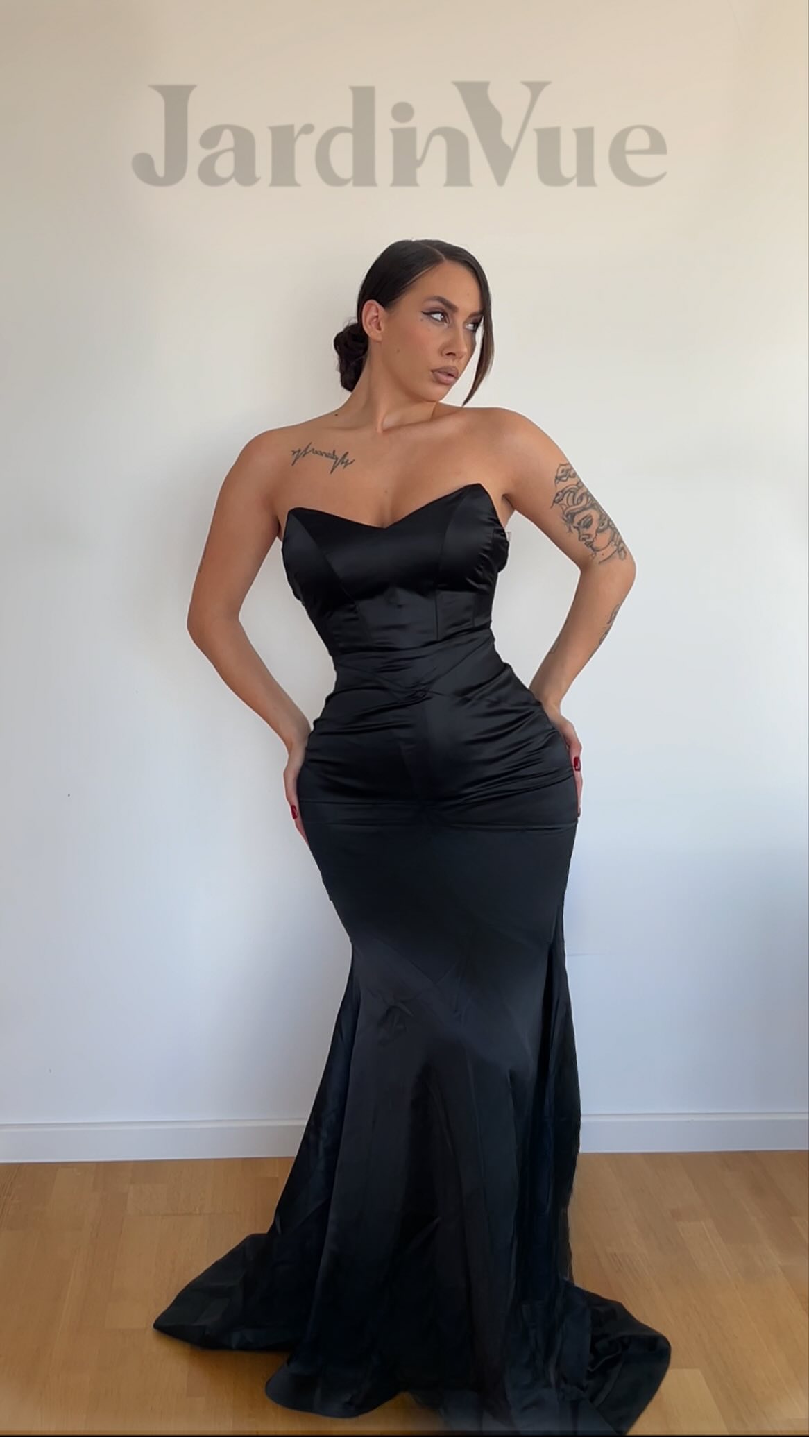 Instagram post by @sarah_seifert_official for JardinVue. Caption reads: Iskoristi kod WSF15 pri kupnji @jardinvue haljina....