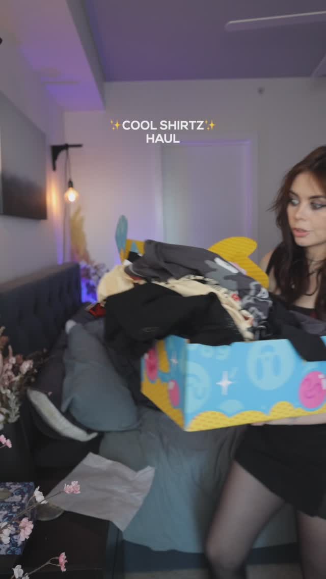 Instagram post by @itsmoosmith for Cool Shirtz. Caption reads: Huge Baggy t-shirt haul
@coolshirtz are next level....