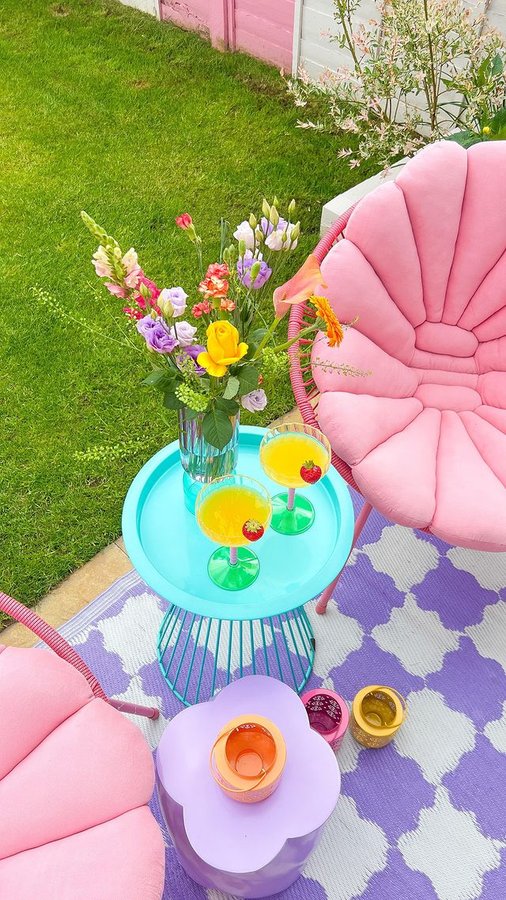 Instagram post by @letsgotopoppys for Yvonne Ellen. Caption reads: Happy sunny weekend! 🩷☀️
I made a reel 😅 on a....