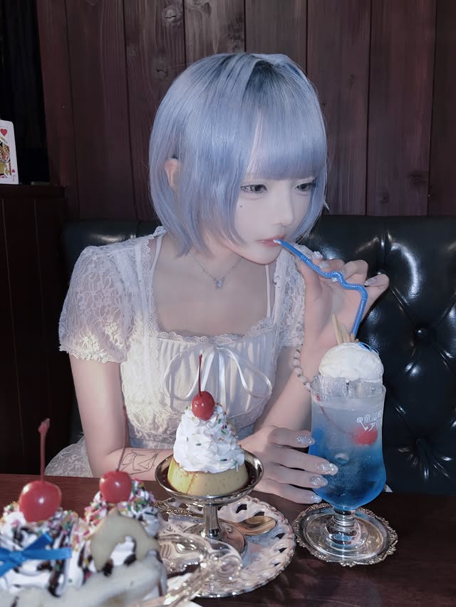 Instagram post by @fcxlu for HOTEL LOVERS. Caption reads: ⁡ ⁡ ⁡ ⁡ 👀 Amulie / Alice noir ⁡ #pr.