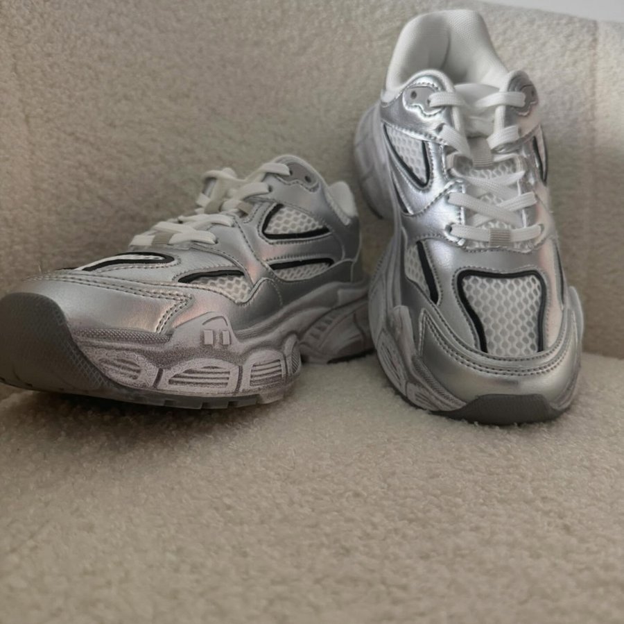 Instagram post by @alinaantman_nyc for ShoeDazzle. Caption reads: 👟is the Bia Athletic Sneaker from @shoedazzle
Get....