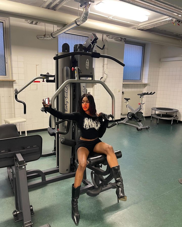 Instagram post by @broownshaawty for NAMED COLLECTIVE. Caption reads: [...] send and see.😔😔 
Outfit @namedcollective.