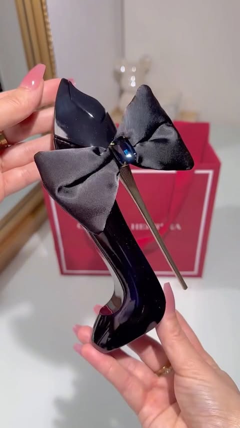 Instagram post by @anniiearif for Carolina Herrera. Caption reads: Good Girl by Carolina Herrera 👠🖤 

An amber....