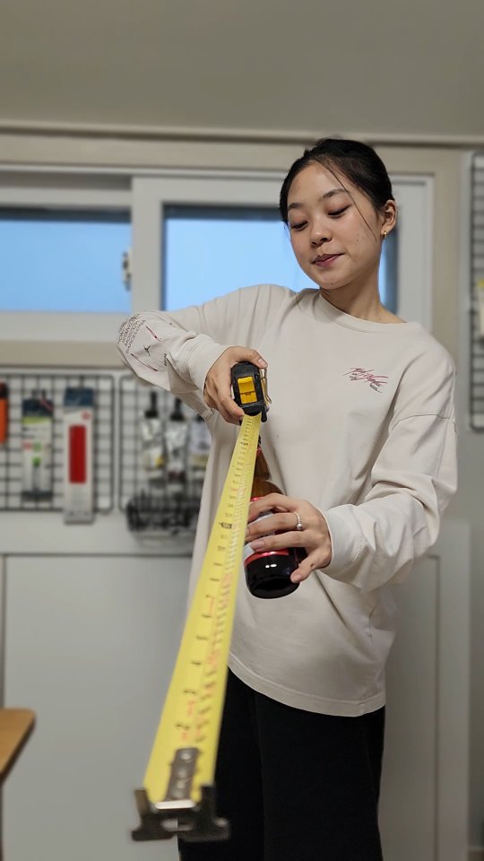 Instagram post by @jj_girl_ for Stabila. Caption reads: True Pro Ladies 💛🖤 @jj_girl_
"Who needs a bottle....