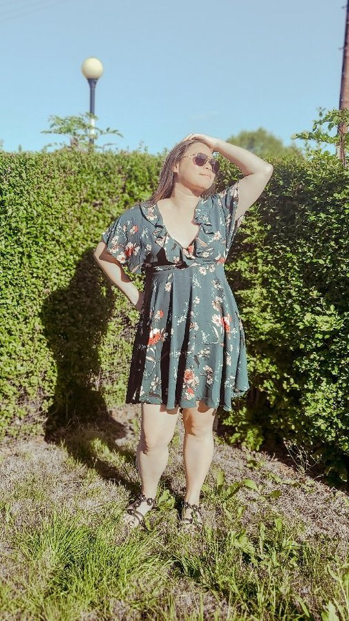 Instagram post by @thearyleigh for Conturve. Caption reads: [...] dress or into that fav pair of jeans?....