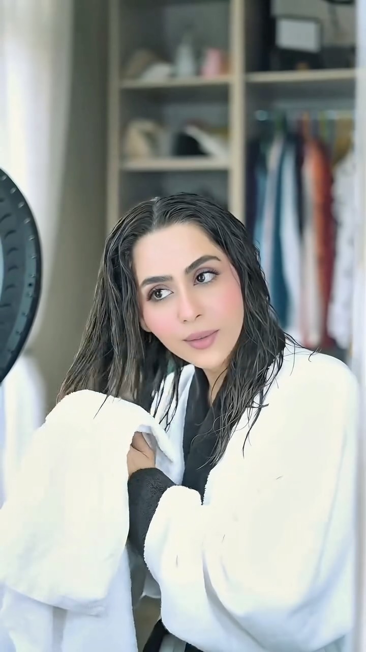 Instagram post by @aroojkaashif for Herbal Essences. Caption reads: Real talk ! if you’ve ever checked your towel....