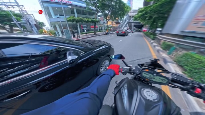 Instagram post by @sa_courage for Insta360 Moto. Caption reads: Terrible traffic on just a regular weekday in BKK.....