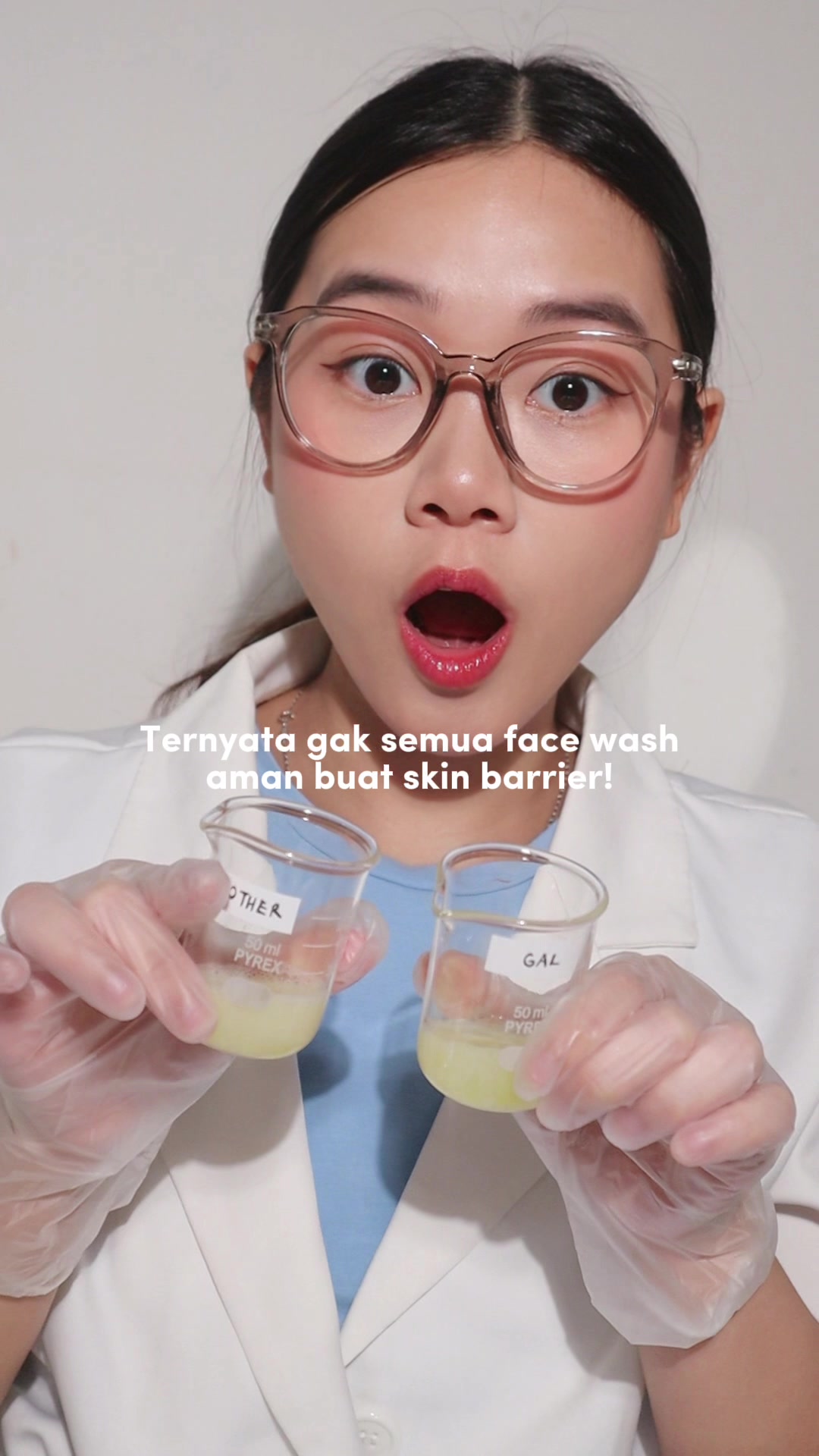 TikTok post by @jessicajehaa for Glow & Lovely Arabia. Caption reads: Coba cek face wash kalian di rumah! 🫧 Daripada....