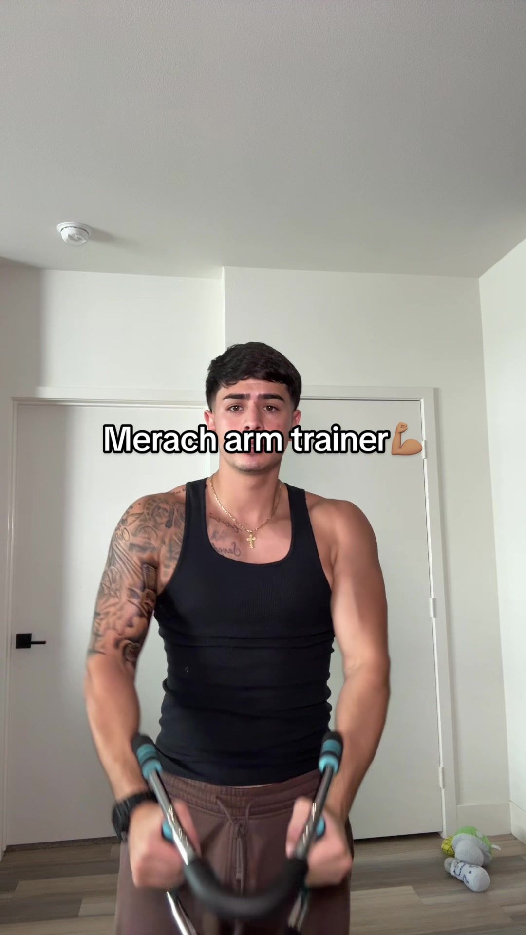 TikTok post by @jorgeeee.17 for Merach Fitness. Caption reads: Portátil, fácil de usar y perfecto para tonificar....