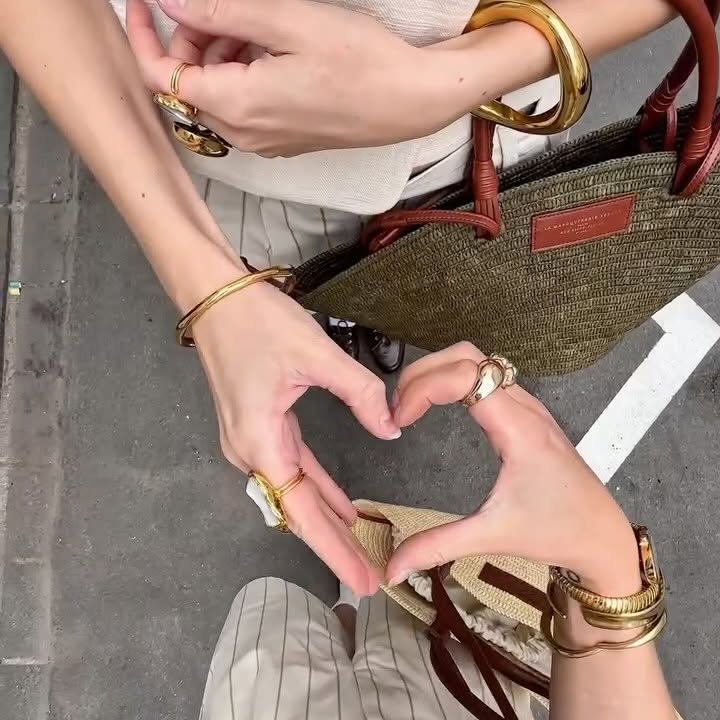 Instagram post by an influencer for Sézane. Caption reads: Anzeige| bestied so hard we showed up in matching....