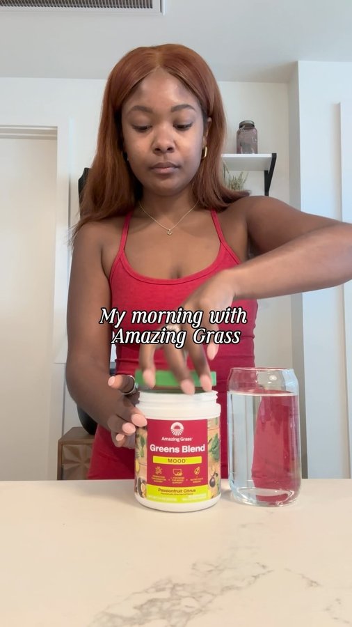 Instagram post by @sierrainphotos for Amazing Grass. Caption reads: [...] I’m starting my day with the new....