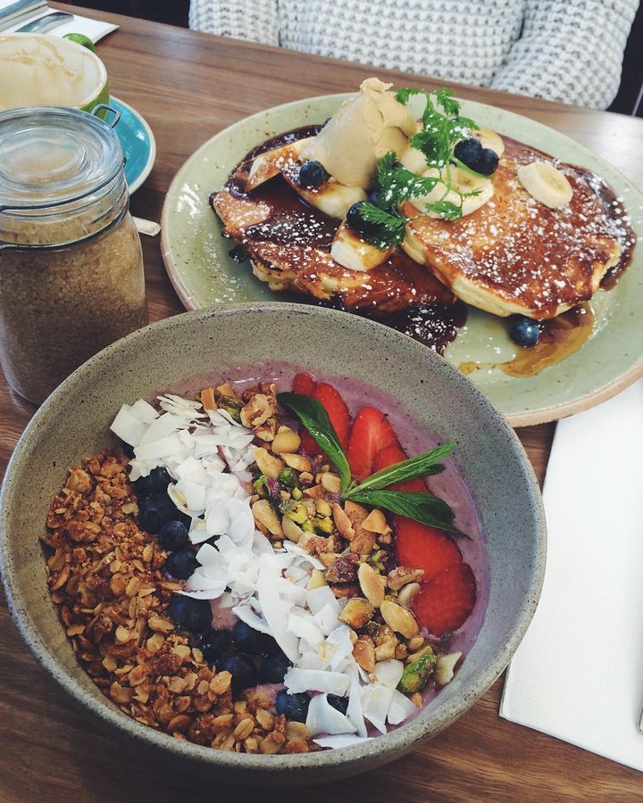 Instagram post by @isabelsjung for Obviously. Caption reads: [...] 😍 #TEAMPIXEL #ad #sponsored @google....